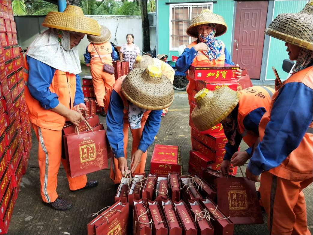? ?“中秋佳節(jié)、情暖職工” ? ? ? ? ?-----明佳集團黨支部及工會組織開展中秋慰問活動